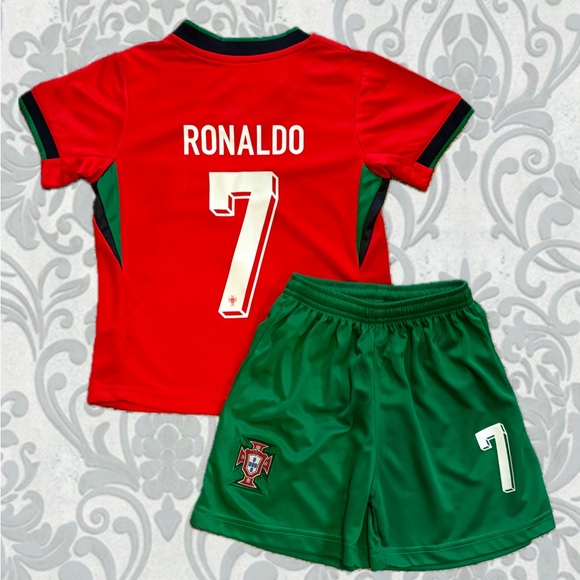Cristiano Ronaldo kids use red home soccer jersey kit - Boys Girls Portugal - Picture 5 of 6
